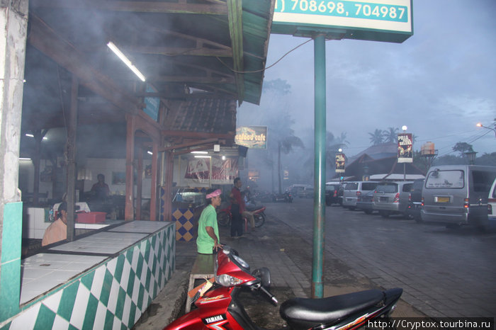 Вечером весь квартал заволакивает дымом от десятков грилей Джимбаран, Индонезия