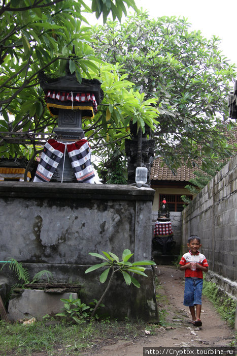 В каждом балийском доме есть несколько частных алтарей Джимбаран, Индонезия