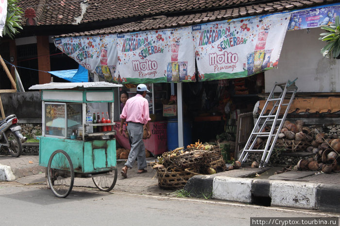 Продавец балийского фастфуда Джимбаран, Индонезия