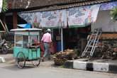 Продавец балийского фастфуда