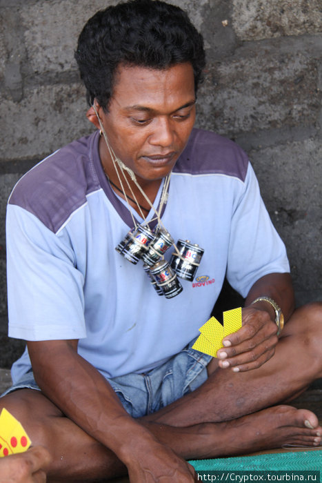 Проигравшему надевают на уши тяжелые батарейки Джимбаран, Индонезия