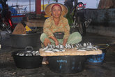 Женщина торгует мелкой рыбешкой, которую собирает рано утром в полосе прибоя