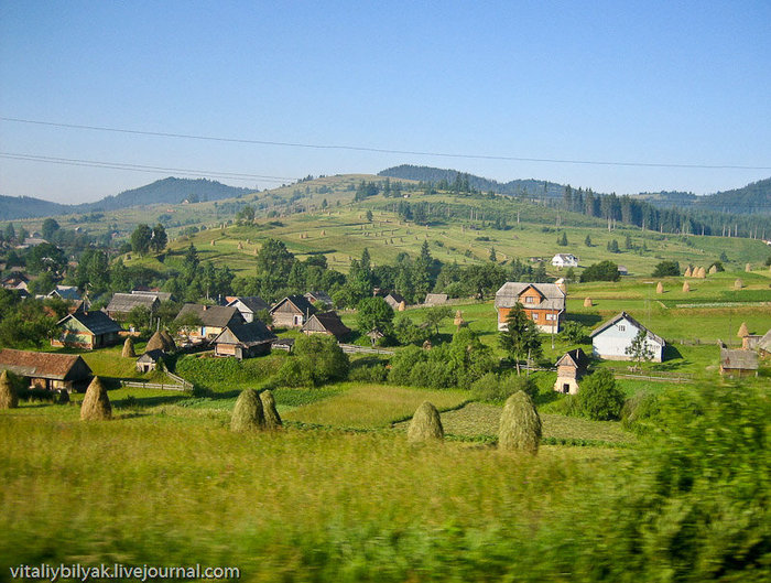 То справа, то слева наблюдаю небольшие села, маленькие ухоженные деревянные домики гармонично вписываются в пейзаж. Закарпатская область, Украина
