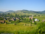 То справа, то слева наблюдаю небольшие села, маленькие ухоженные деревянные домики гармонично вписываются в пейзаж.
