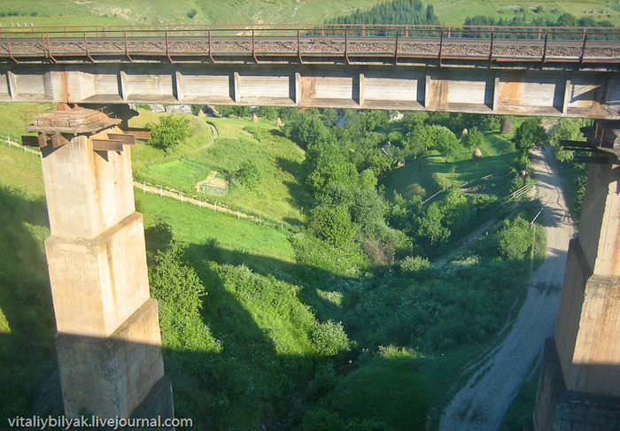 Самый длинный виадук — железнодорожный мост на отрезке Воловец — Бескид, построенный в середине 1880-х гг., имеет высоту 33 м и длиной 270 м. Закарпатская область, Украина