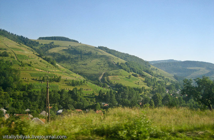 Если посмотреть на село сверху, то складывается впечатление, что оно от кого-то спряталось :) Закарпатская область, Украина