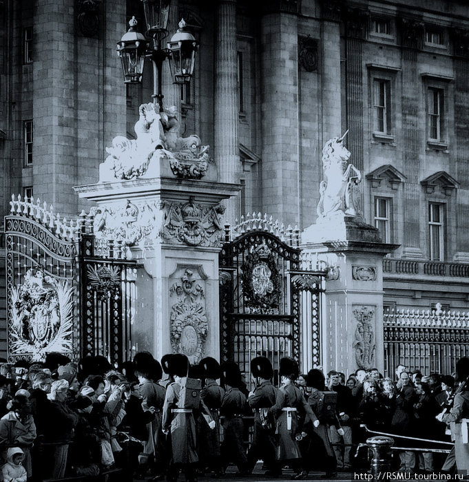 Смена караула в Букингемском дворце. Лондон Англия, Великобритания