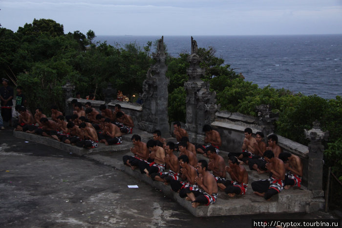 Хор молодых балийцев создает очень плотный музыкальный фон повторяя одну и ту же фразу: \чака-чака\ Улувату, Индонезия