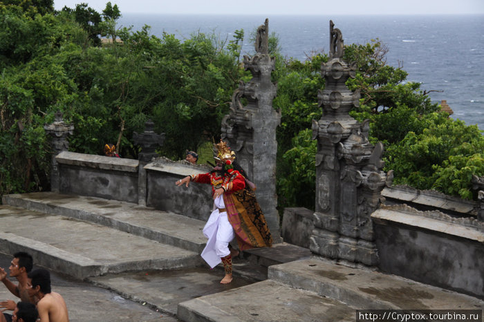 Улувату - храм на скале Улувату, Индонезия