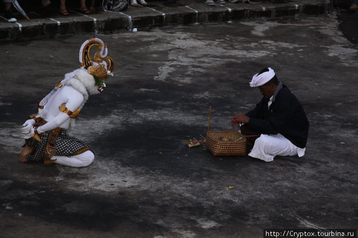 Каменная сцена испещрена следами от огня — пламя во время спектакля зажигается несколько раз Улувату, Индонезия