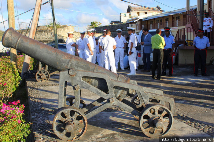 На территории крепости, возвышающийся над столицей Гренады Сент-Джорджес, Гренада
