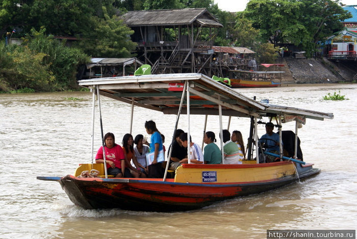 Лодка идет по каналу Бангкок, Таиланд