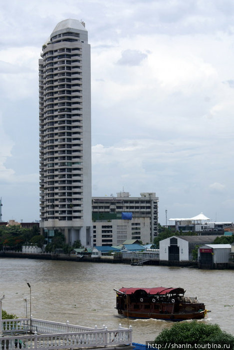 Небоскреб на берегу реки Бангкок, Таиланд