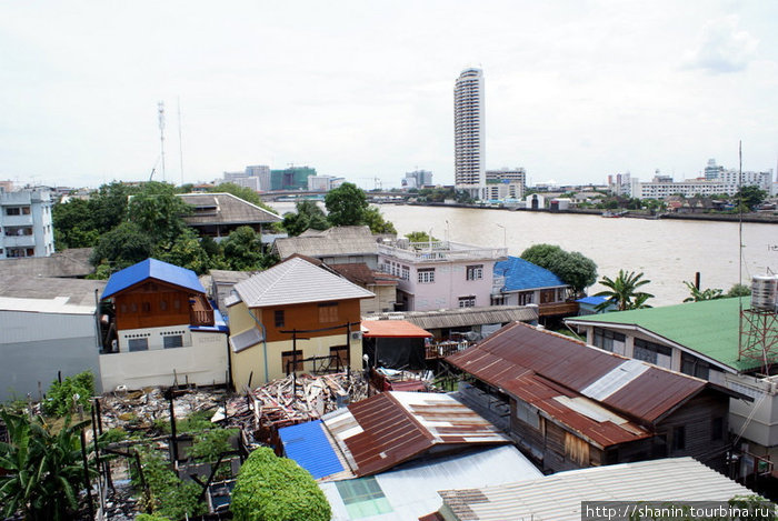 Вид на крыши домов и реку Бангкок, Таиланд