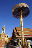 Зонтик и крыша храма