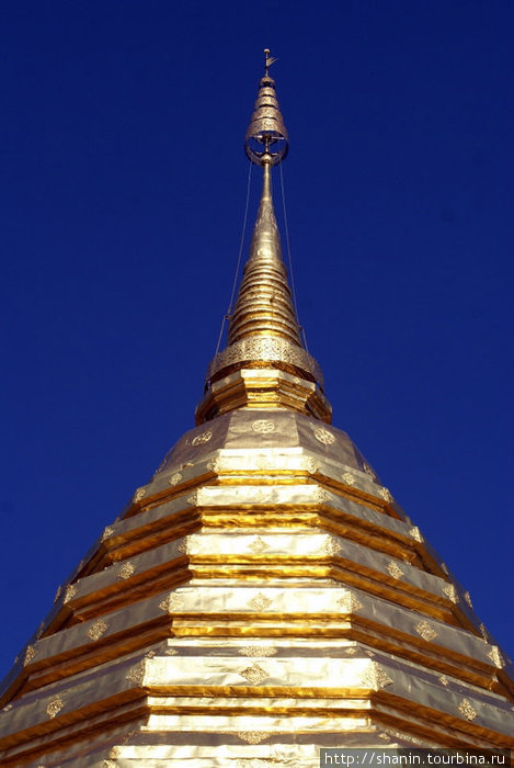 Золотая ступа и синеее-синее небо Чиангмай, Таиланд