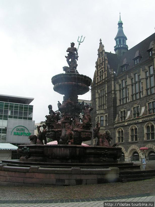 Тот самый фонтан с Нептуном на вершине Вупперталь, Германия