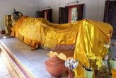 Статуя лежащего Будды в храме во внутреннем дворе монастыря