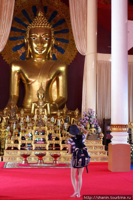 Полозоченная статуя в храме Чиангмай, Таиланд