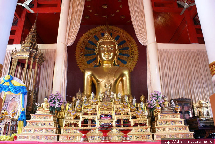 Статуя Будды в главном храме Чиангмай, Таиланд