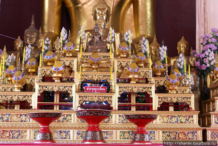 Алтарь перед с татуей Будды Чиангмай, Таиланд