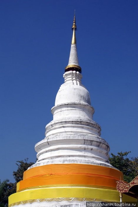 Белая ступа с оранжевым поясом Чиангмай, Таиланд