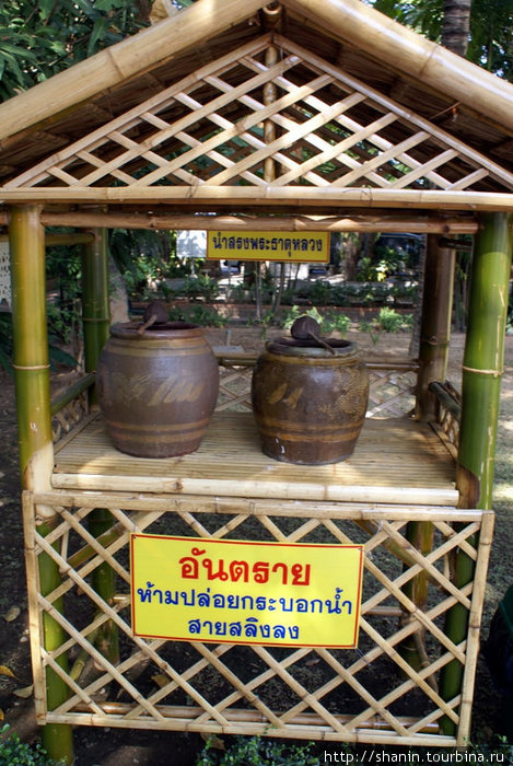 Питьевая вода — для монахов Чиангмай, Таиланд
