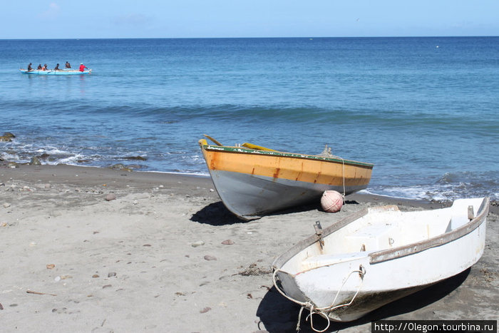 Главный инструмент рыбака- лодка и сеть Гояве, Гренада