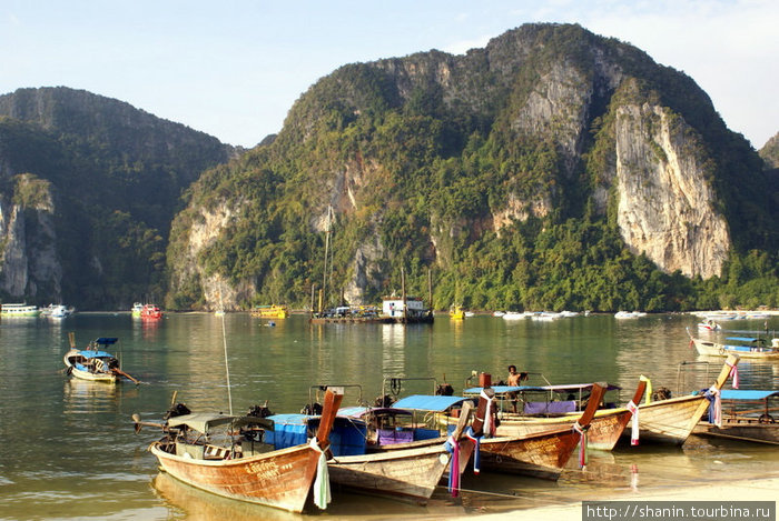 Лодки у берега Острова Пхи-Пхи, Таиланд