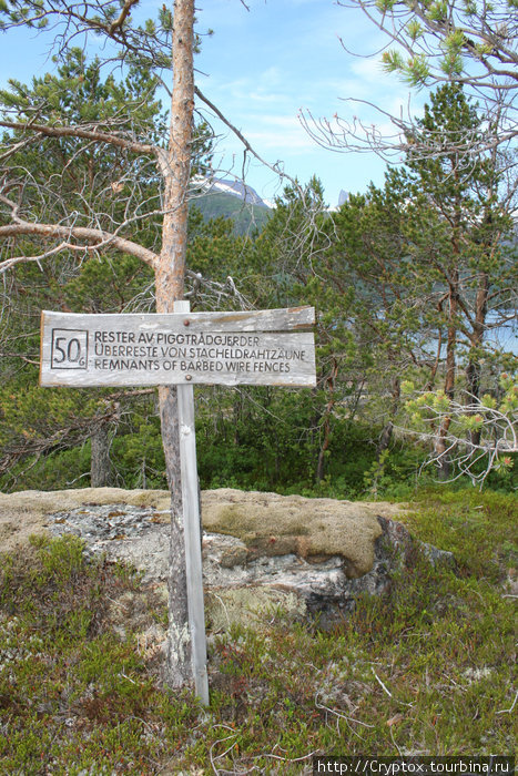 Мемориальная табличка сообщает, что здесь было проволочное ограждение лагеря Стейген, Норвегия