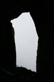 Гигантская дыра в скале около Бронезунда