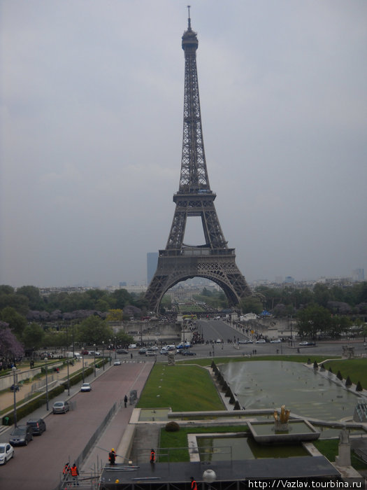 При виде творения Эйфеля голова идёт кругом Париж, Франция