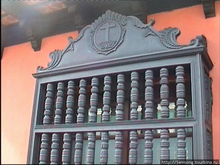 Деревянная обрешетка на окнах одного из домов,становится визитной карточкой Антигуа.Много раз уже видел эту решетку на различных фото и видео.