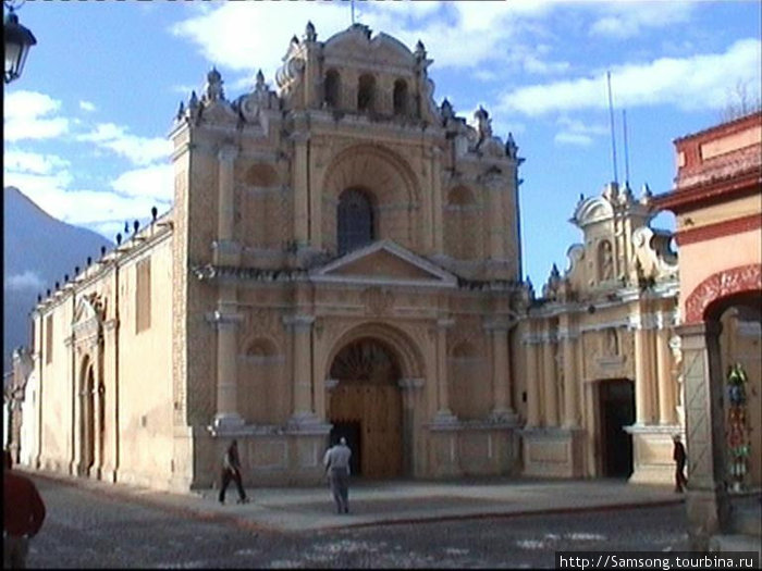 Прямо храм(собор?),справа вход где живут инвалиды,всё очень достойно у них там внутри. Гондурас