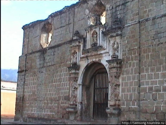 Некоторые здания после одного из землетрясений стоят не восстановленные,как-будто на консервации,внутри из-за решетки можно увидеть совсем не маленькие глыбы отколовшихся камней. Гондурас
