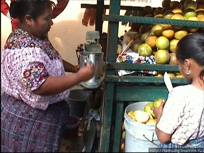 Возле центральной площади стоит повозка,с которой индейская семья,делает и продаёт апельсиновый сок,ну очень вкусный сок и не очень дорого.