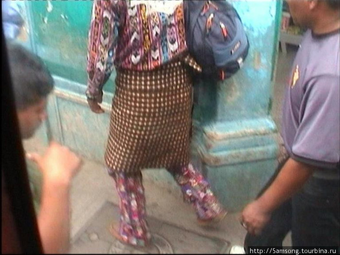 Маршрут пролегал через городок в котором индейцы майя ходя вот в такой одежде. Гондурас