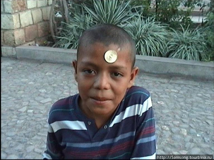 Вечером, осматривая Копан,ко мне привязался местный мальчишка.На лоб он приклеил монету один кецаль,которую я ему дал.Мы с ним чуть сдружились. Гондурас