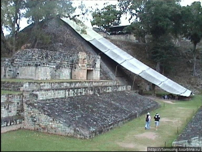 Площадка для игры в футбол,под навесом лестница-ступеньки,которая содержит информацию о пятнадцати(если не ошибаюсь) правителях древнего Копана. Гондурас