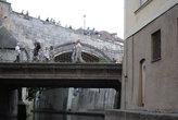 Туристы с удивлением смотрят на маленькие лодочки в небольших каналах