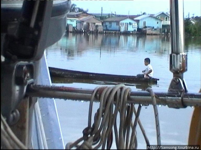 Утро.Я проснулся первым,а местный мальчишка лет десяти уже собрался идти в море на рыбалку. Гондурас