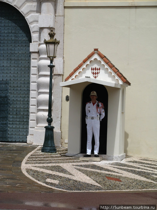 Почетный караул возле Княжеского дворца Монако