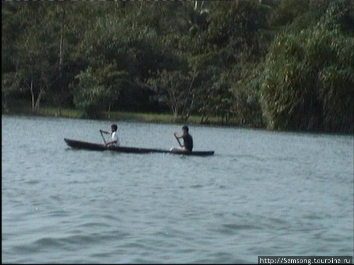 Индейцы рыбаки на лодке  из дерева на реке. Гондурас
