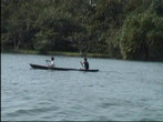 Индейцы рыбаки на лодке  из дерева на реке.
