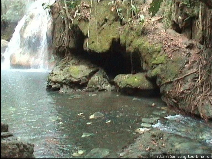 Там,где виден камень,в речку впадает  ручей,падая вниз с высоты,ну метров так десять.Если подняться на верх по тропинке,то можно видеть,что ручей,ударяясь в камень создал природную ванну-джакузи.