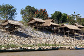 Деревня на берегу Меконга — на тайской стороне