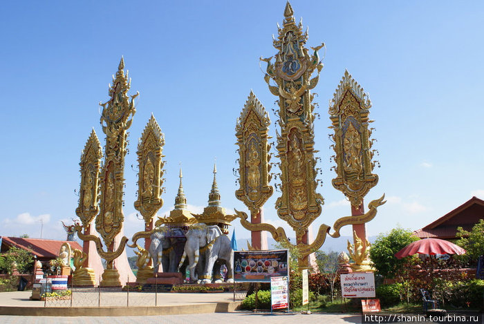 Монумент на берегу Меконга Соп-Рыак, Таиланд