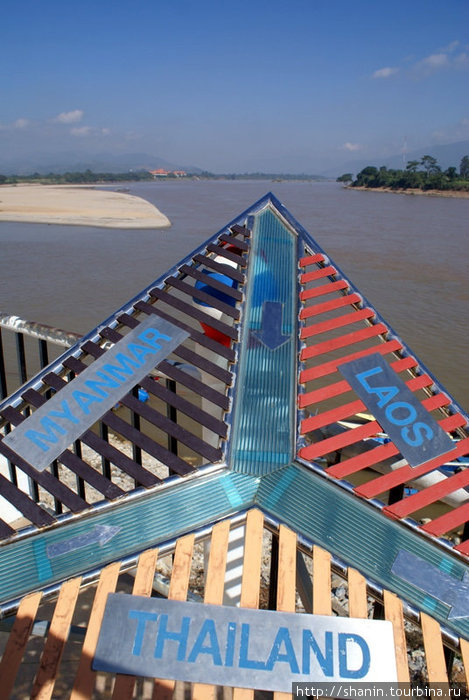 Треугольник указывает на Золотой треугольник Соп-Рыак, Таиланд