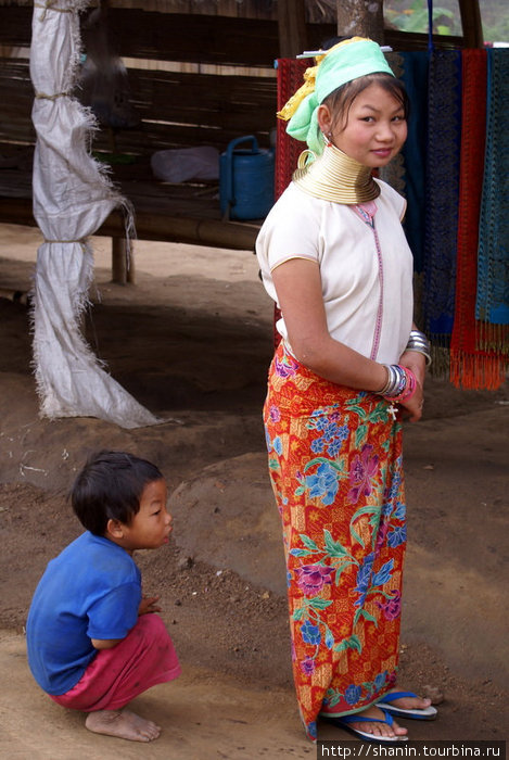 Деревня длинношеих женщин Мае-Хонг-Сон, Таиланд