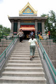 Вверх по лестнице к храму